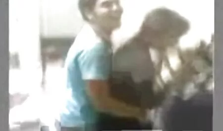 Sophie fickfilme hd und eine Freundin teilen ihr Stück Schokolade