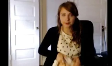 Schöne Hure mit großem Arsch lutscht seinen Schwanz auf dem fickfilme mit reifen frauen Sofa