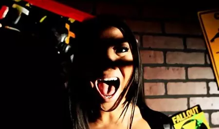 Mit Leder bekleidete Amber fickfilme hd Ashley bekommt ein Gesicht voller heißer Sperma