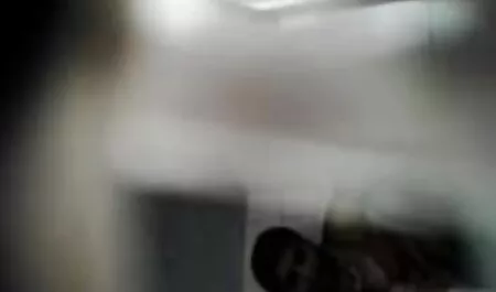Junges Mädchen mit großer fickfilme mutter sohn Brust spielt vor der Kamera