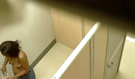 Schönes schwarzes Mädchen mit zwei Sexspielzeugen vor der Webcam alte fickfilme
